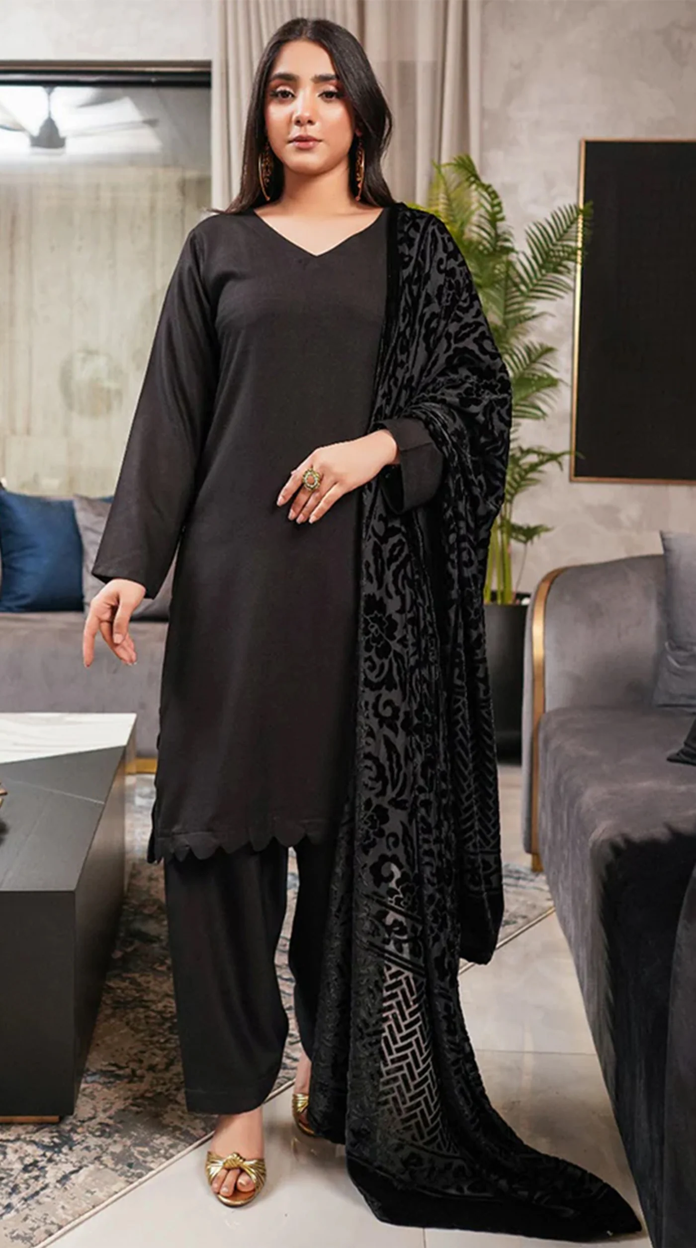 Beautiful Black Dhanak Suit Set - Image 2