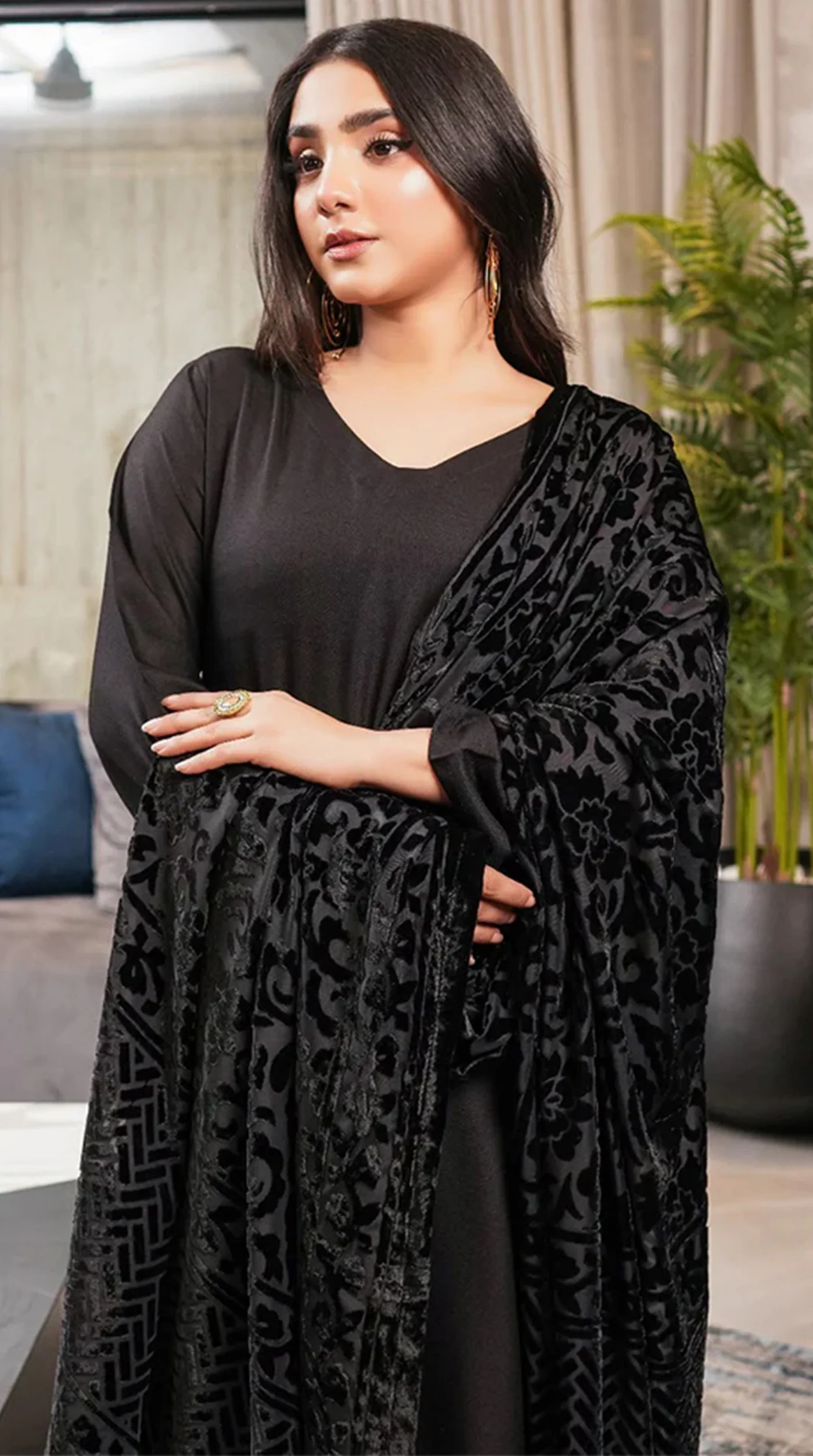 Beautiful Black Dhanak Suit Set - Image 4