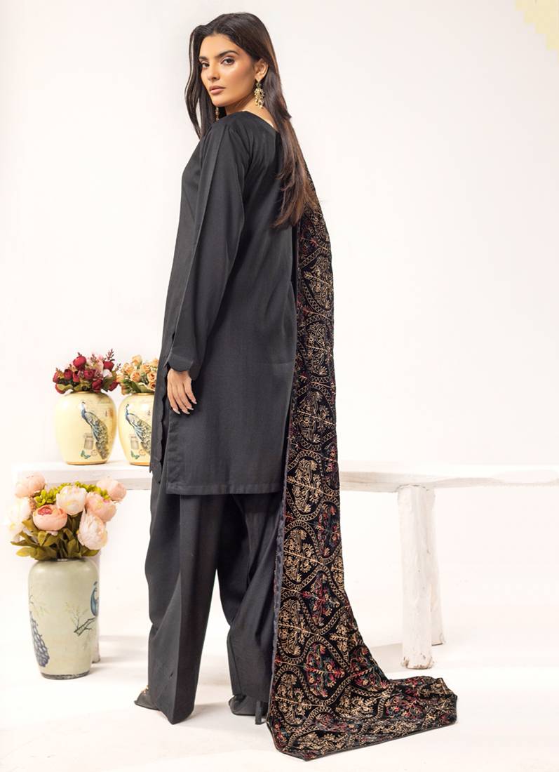 Black Velvet Embroidery Shawl Suit Set - Image 3