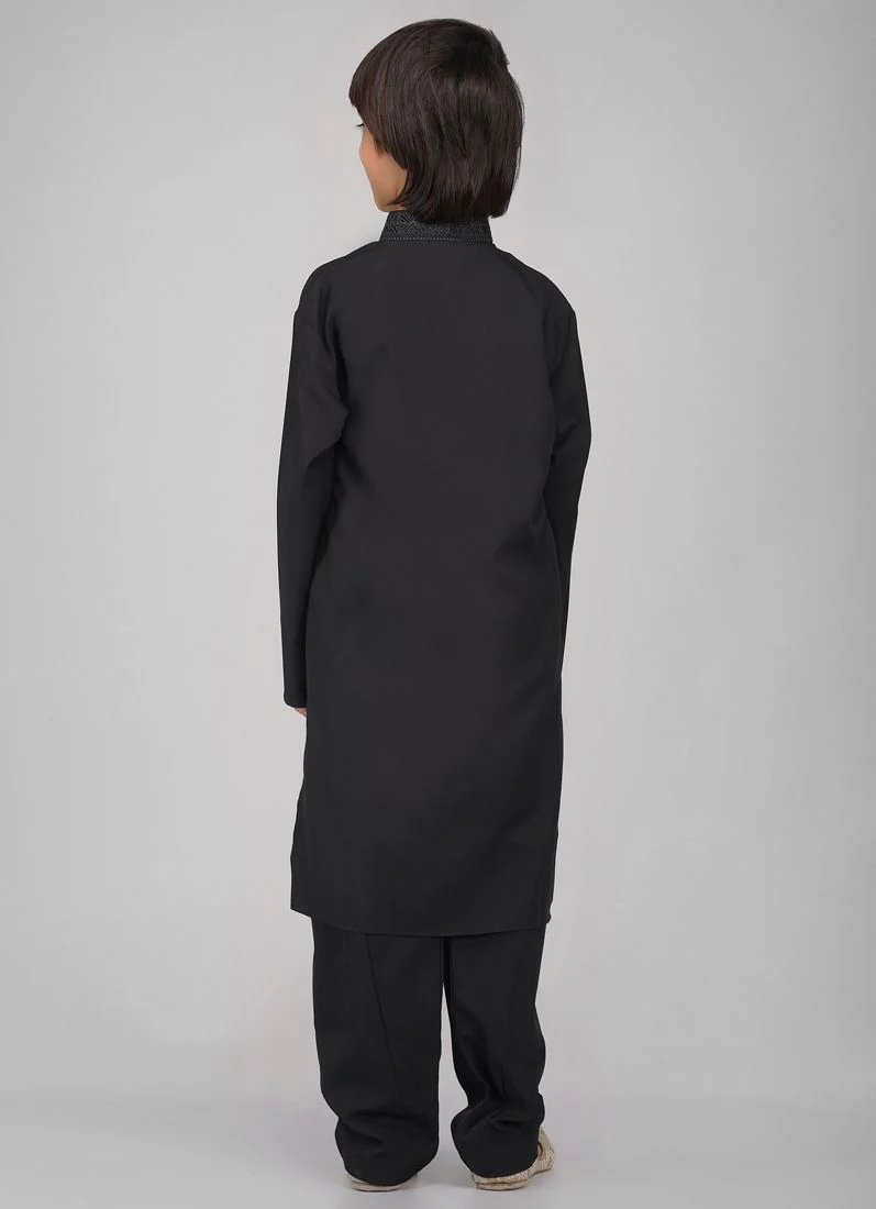 Boy's Black Poyester Resham Thread Embroidered Kurta Salwar Set - Image 2