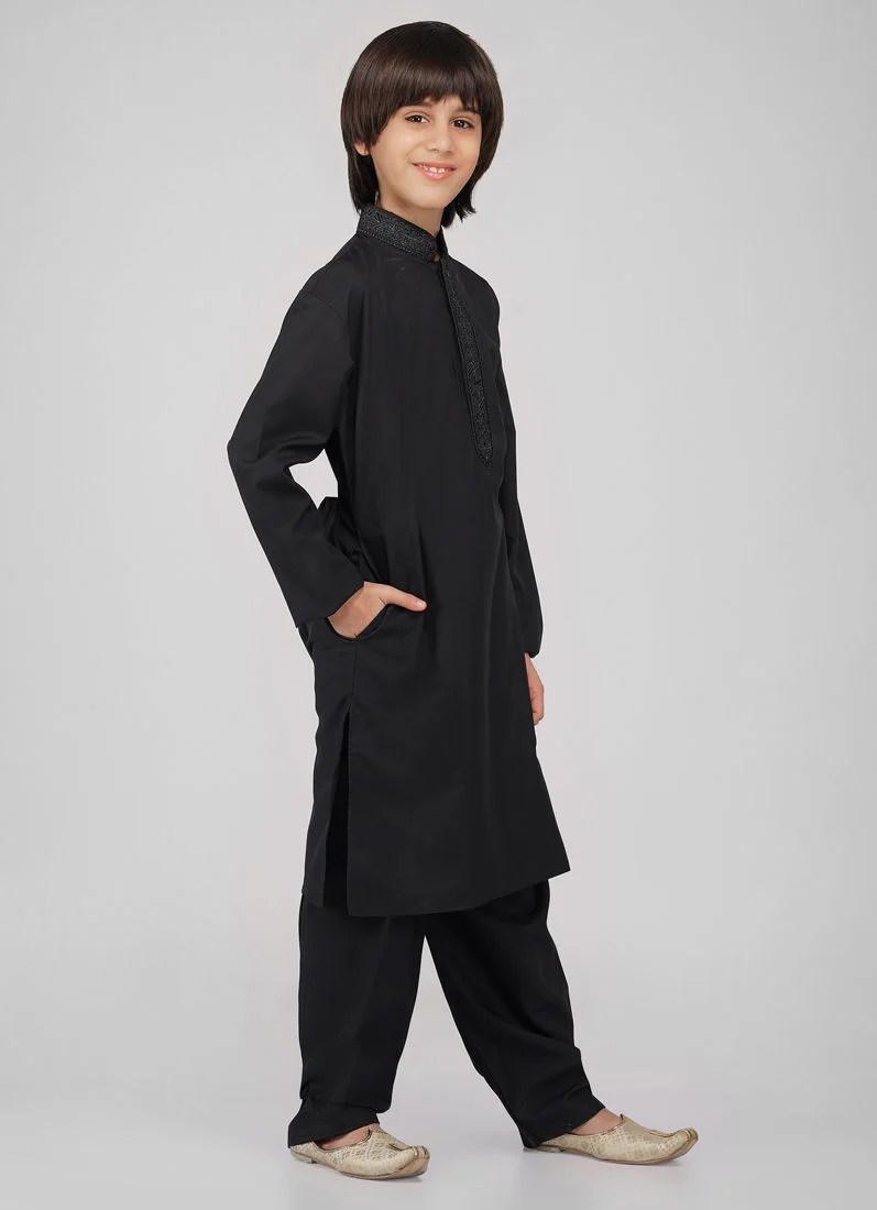 Boy's Black Poyester Resham Thread Embroidered Kurta Salwar Set - Image 4