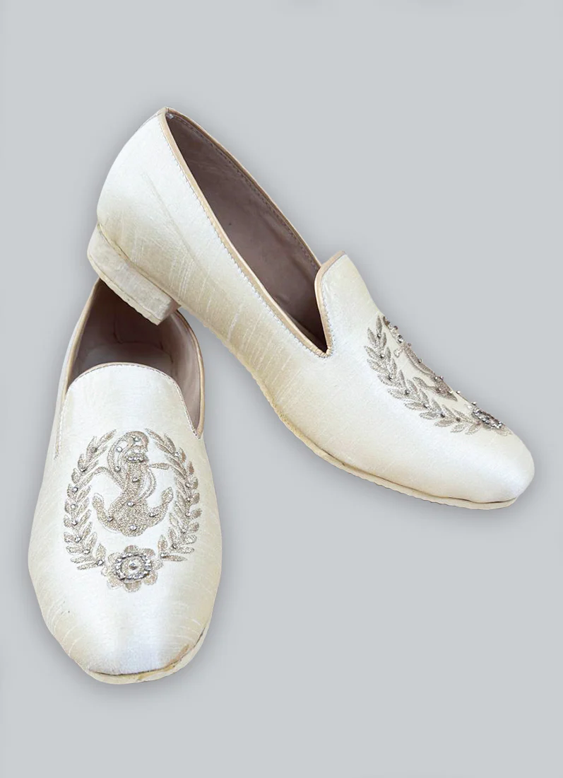 Cream Jutti with zari embroidery has Grip Sole - Image 2