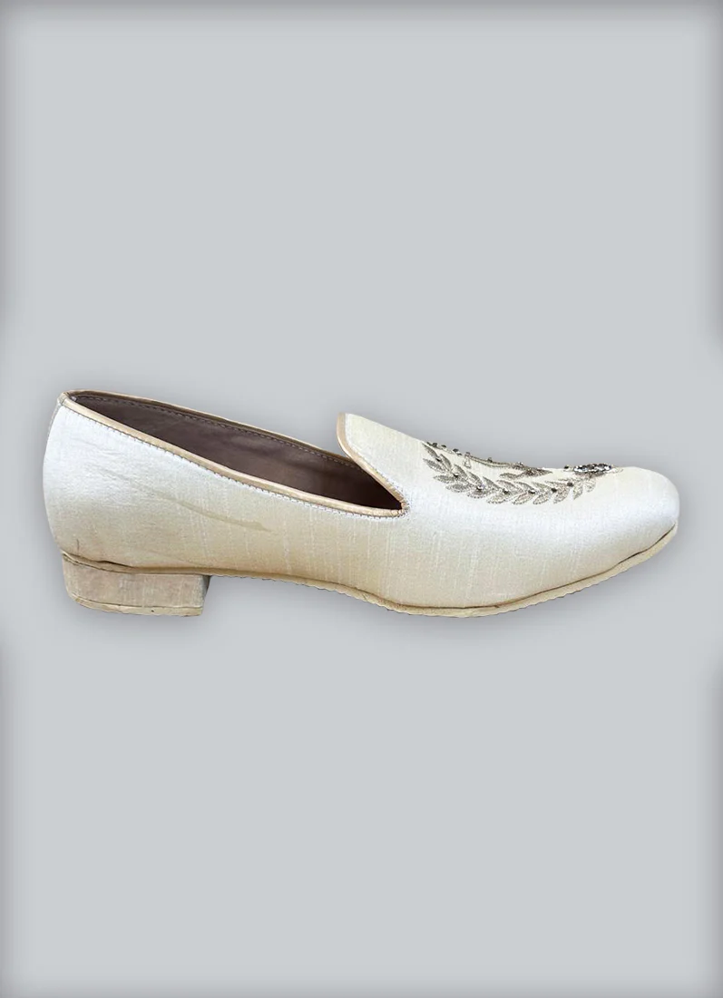 Cream Jutti with zari embroidery has Grip Sole - Image 3
