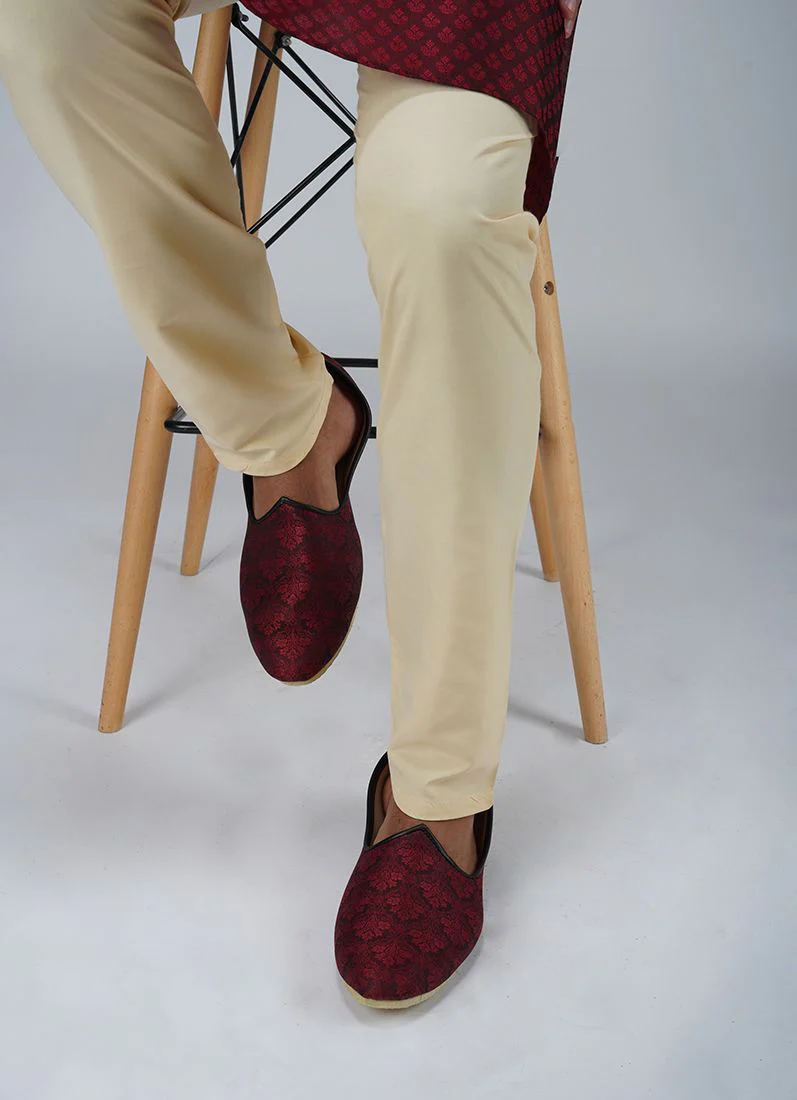 Maroon Brocade Mens Jutti Pair - Image 2