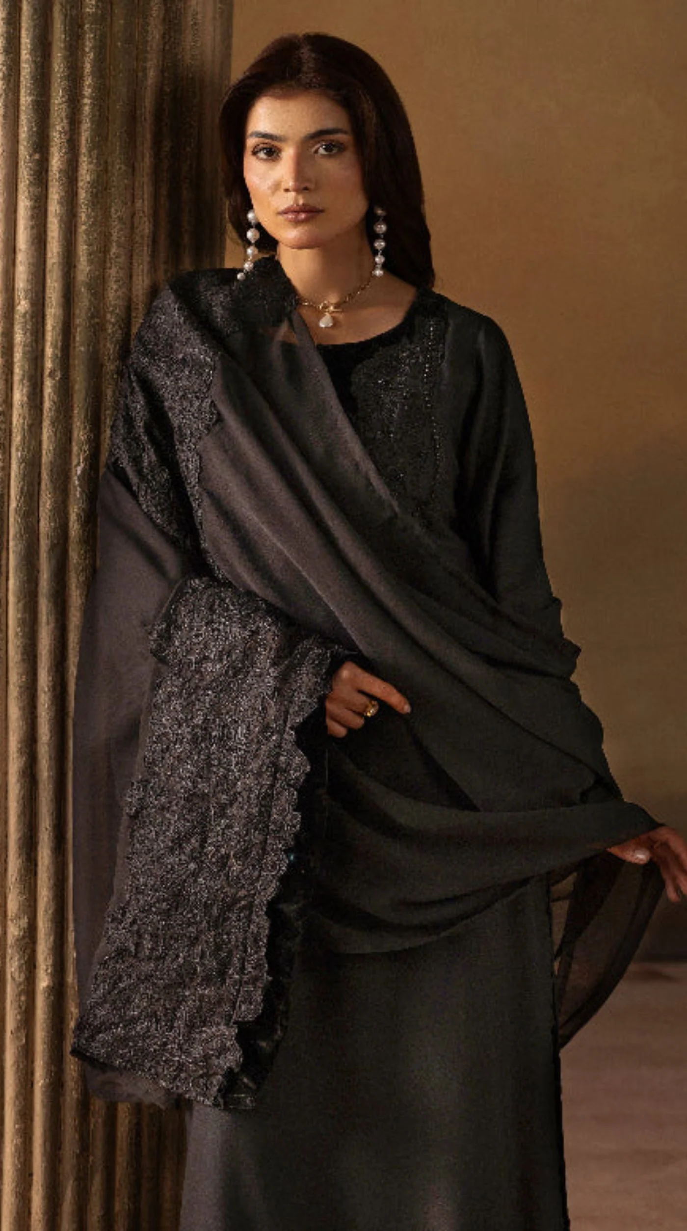 Sophisticated Black Dhanak Suit Set - Image 2