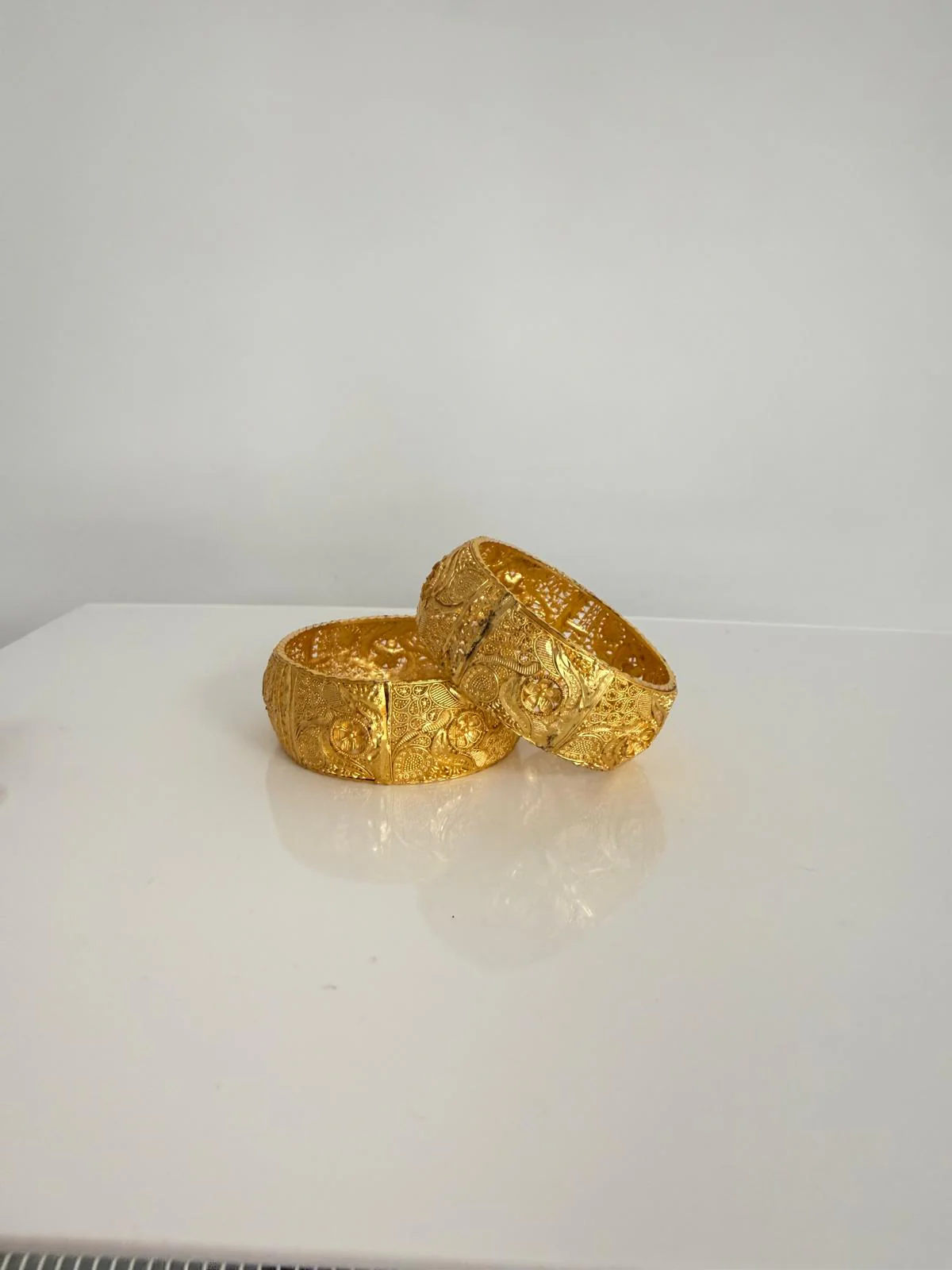 Thick 2pc kara with engraved gold design. - Image 3