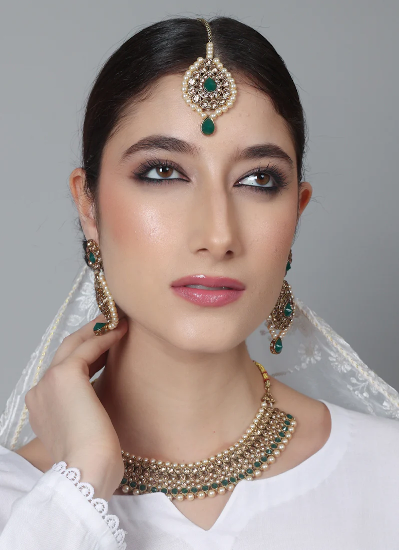 Women’s Traditional Green & Gold Jewellery Set - Image 4